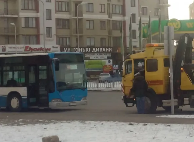 Один із нещодавно закуплених німецьких великогабаритних автобусів, через поломку, простояв всі вихідні на вулиці Довженка (фото) — фото 4