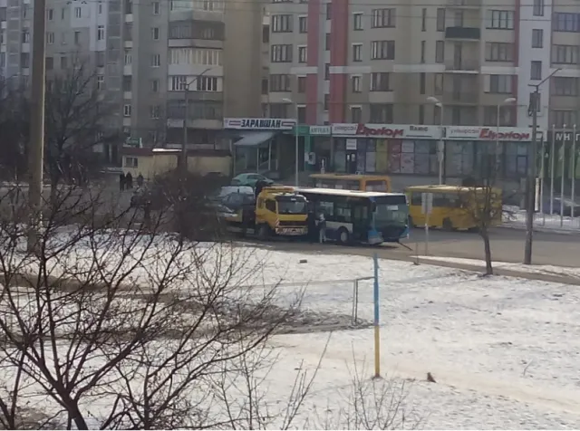 Один із нещодавно закуплених німецьких великогабаритних автобусів, через поломку, простояв всі вихідні на вулиці Довженка (фото) — фото 5