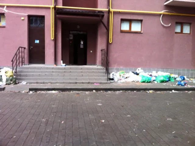 Франківці викидають сміття прямо під будинок (фото) — фото 1