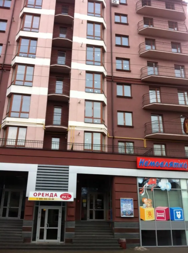 Франківці викидають сміття прямо під будинок (фото) — фото 2