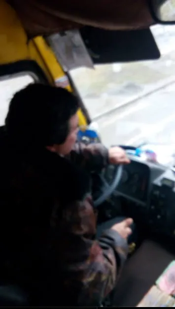 "Мабуть герой дня". Водій 35 маршруту не пустив пенсіонерку в автобус, а на зауваження показав середній палець (фото) — фото 1