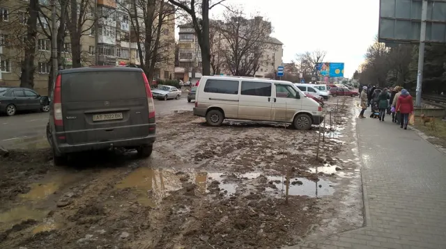 У Франківську біля дитячої лікарні автомобілі, паркуючись на газоні, перетворили його на суцільне місиво (фото) — фото 1