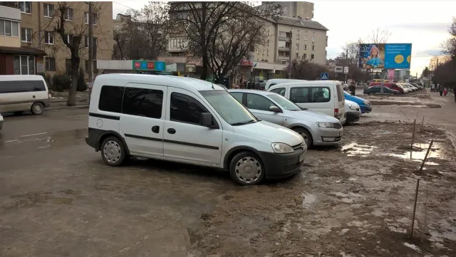 У Франківську біля дитячої лікарні автомобілі, паркуючись на газоні, перетворили його на суцільне місиво (фото) — фото 2