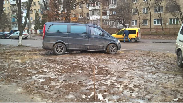 У Франківську біля дитячої лікарні автомобілі, паркуючись на газоні, перетворили його на суцільне місиво (фото) — фото 3