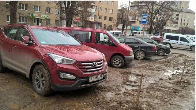 У Франківську біля дитячої лікарні автомобілі, паркуючись на газоні, перетворили його на суцільне місиво (фото) — фото 4