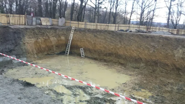 У Франківську будуть судитись із забудовником, який викопав котлован біля міського озера — фото 1
