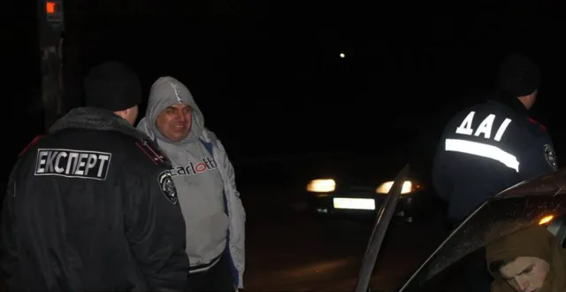 В Івано-Франківську біля парку Шевченка автомобіль здійснив наїзд на жінку, яка переходила дорогу разом з дитиною (фото) — фото 1