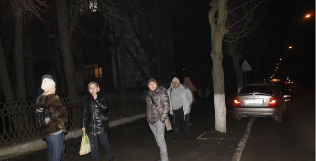 В Івано-Франківську біля парку Шевченка автомобіль здійснив наїзд на жінку, яка переходила дорогу разом з дитиною (фото) — фото 4