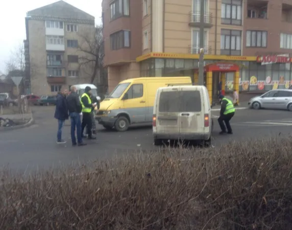 В Івано-Франківську ДТП: нерозминулись дві автівки (фото) — фото 1