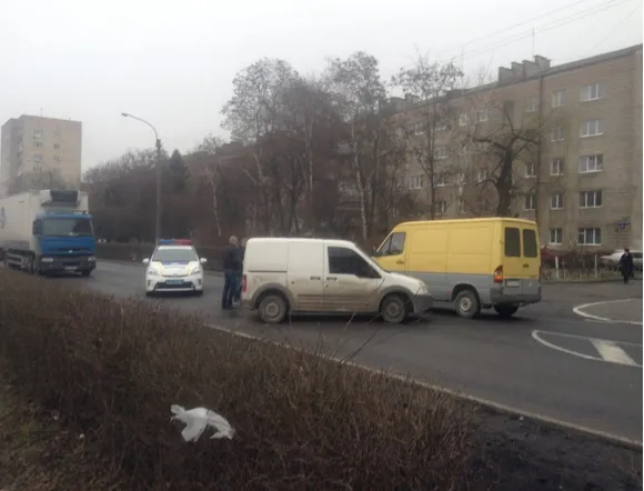 В Івано-Франківську ДТП: нерозминулись дві автівки (фото) — фото 2