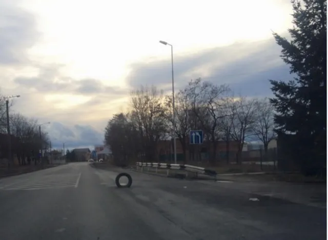 На вулицях Івано-Франківська замість люків почали з'являтися шини (фото) — фото 1