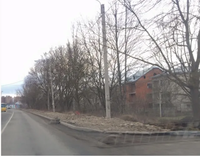 На вулицях Івано-Франківська замість люків почали з'являтися шини (фото) — фото 4