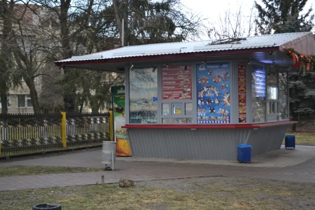 У Франківську демонтують кіоск який продає пиво біля 23-ої школи (фото) — фото 1