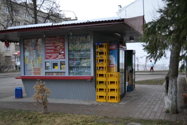 У Франківську демонтують кіоск який продає пиво біля 23-ої школи (фото) — фото 2