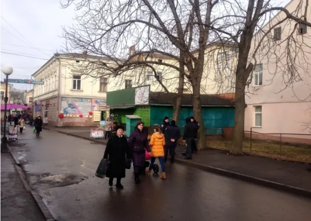 У Коломиї страйк: кілька десятків торговців перекрили дорогу біля міськради і вимагають від влади гідних умов праці (фото) — фото 2