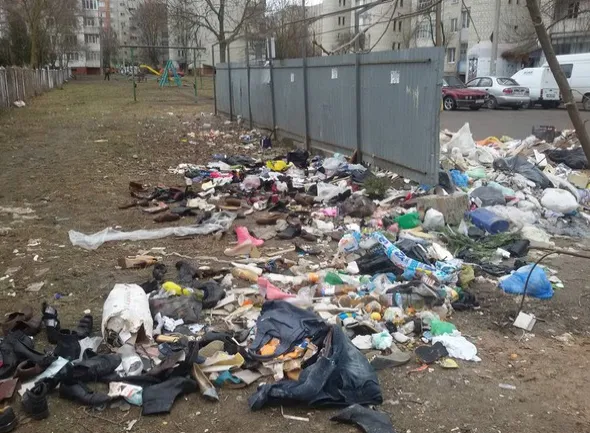 В Івано-Франківську біля дитячого садочка, що на вулиці Вовчинецькій, працівники секонд-хенду утворили справжнє сміттєзвалище (фото) — фото 1
