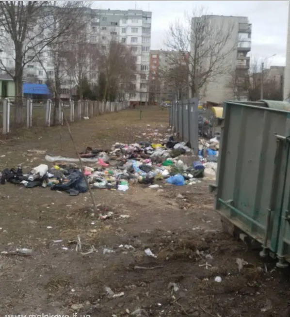 В Івано-Франківську біля дитячого садочка, що на вулиці Вовчинецькій, працівники секонд-хенду утворили справжнє сміттєзвалище (фото) — фото 2