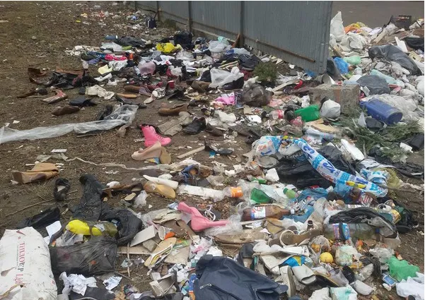 В Івано-Франківську біля дитячого садочка, що на вулиці Вовчинецькій, працівники секонд-хенду утворили справжнє сміттєзвалище (фото) — фото 3