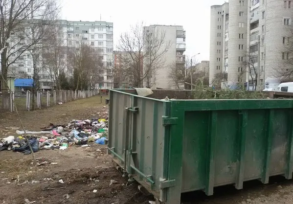 В Івано-Франківську біля дитячого садочка, що на вулиці Вовчинецькій, працівники секонд-хенду утворили справжнє сміттєзвалище (фото) — фото 4