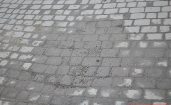 В Івано-Франківську поруч з міською Ратушею утворилася півметрова діра. Комунальники оперативно її ліквідували (фотофакт) (оновлено) — фото 1