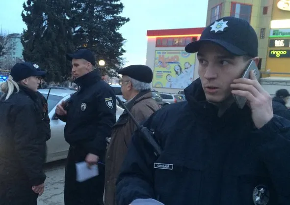 В Івано-Франківську на Позитроні відбулась акція-пікет УКРОПу щодо повернення безкоштовного харчування дітей в школах міста. До учасників мітингу викликали поліцію (фото) — фото 2