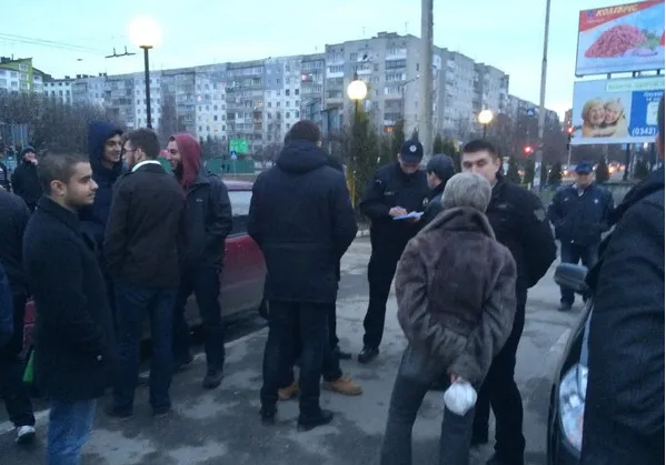 В Івано-Франківську на Позитроні відбулась акція-пікет УКРОПу щодо повернення безкоштовного харчування дітей в школах міста. До учасників мітингу викликали поліцію (фото) — фото 3