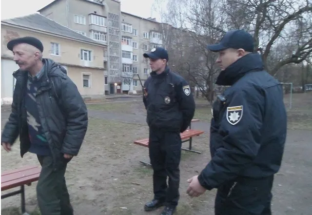 Як новопризначені поліцейські Івано-Франківська воюють з місцевими пияками (фото+відео) — фото 1
