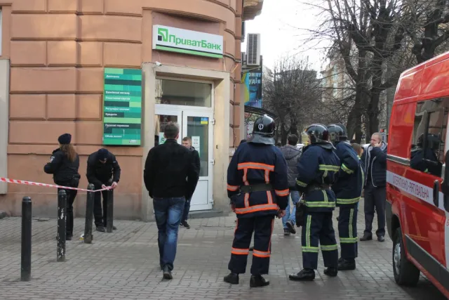 В Івано-Франківську «замінували» два відділення банку, вокзал та червону машину. В СБУ кажуть, що місто «мінують» із Москви (фото) (оновлено) — фото 1