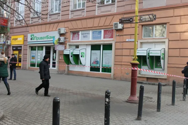 В Івано-Франківську «замінували» два відділення банку, вокзал та червону машину. В СБУ кажуть, що місто «мінують» із Москви (фото) (оновлено) — фото 2