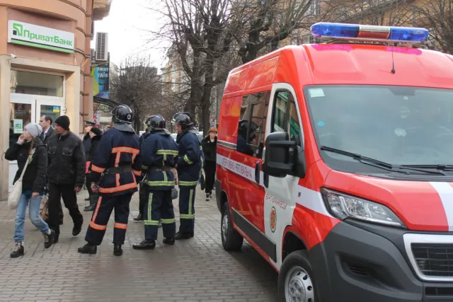 В Івано-Франківську «замінували» два відділення банку, вокзал та червону машину. В СБУ кажуть, що місто «мінують» із Москви (фото) (оновлено) — фото 3