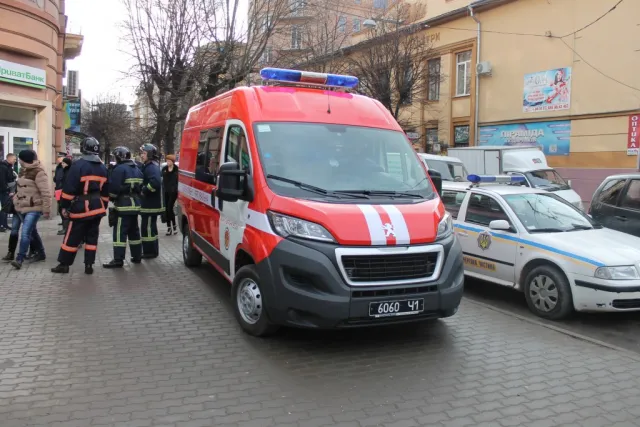 В Івано-Франківську «замінували» два відділення банку, вокзал та червону машину. В СБУ кажуть, що місто «мінують» із Москви (фото) (оновлено) — фото 4