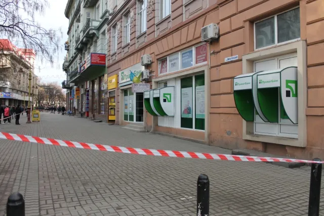 В Івано-Франківську «замінували» два відділення банку, вокзал та червону машину. В СБУ кажуть, що місто «мінують» із Москви (фото) (оновлено) — фото 5