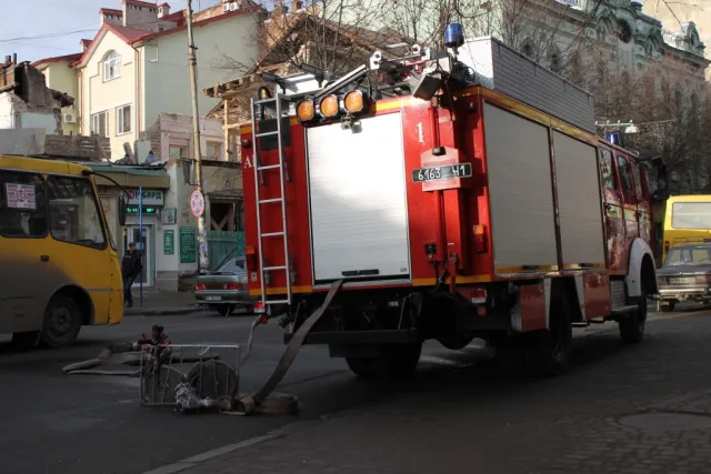 В Івано-Франківську «замінували» два відділення банку, вокзал та червону машину. В СБУ кажуть, що місто «мінують» із Москви (фото) (оновлено) — фото 7