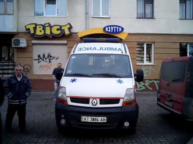 Замість того, щоб возити хворих, автомобіль швидкої допомоги вивозить будівельне сміття з магазину. Проте Мирон Матейко спростував дану інформацію (фото+відео) (оновлено) — фото 1
