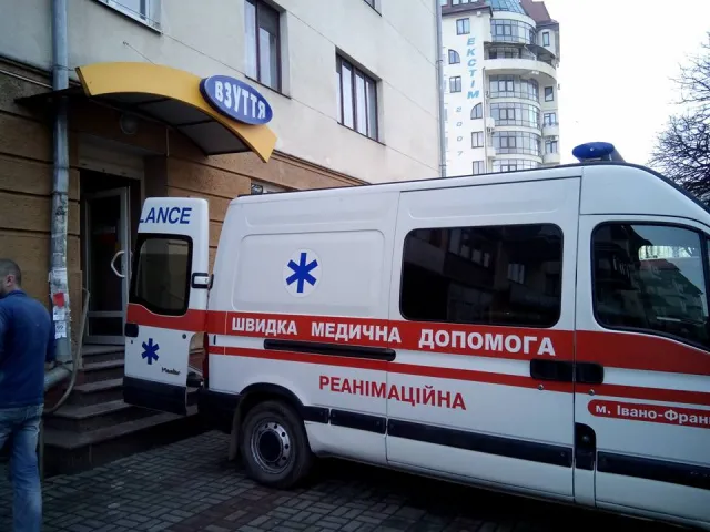 Замість того, щоб возити хворих, автомобіль швидкої допомоги вивозить будівельне сміття з магазину. Проте Мирон Матейко спростував дану інформацію (фото+відео) (оновлено) — фото 2