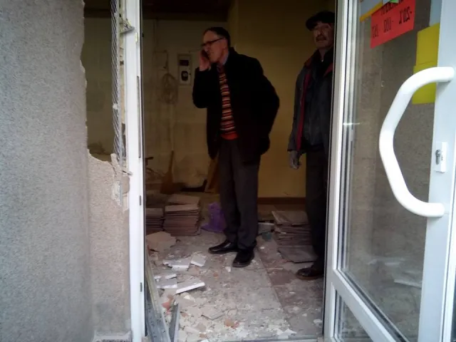 Замість того, щоб возити хворих, автомобіль швидкої допомоги вивозить будівельне сміття з магазину. Проте Мирон Матейко спростував дану інформацію (фото+відео) (оновлено) — фото 4