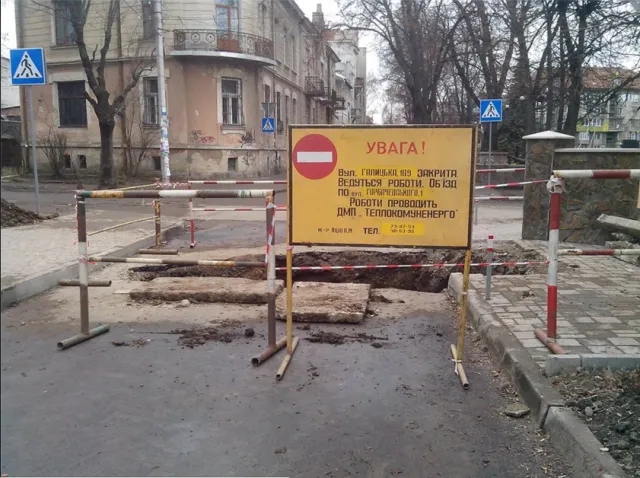 "Два дні не годні, бідолахи, 3 метри труби полатати", - франківці скаржаться на комунальників (фото) — фото 1