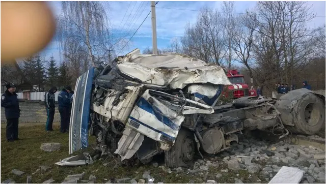 На Прикарпатті перекинувся цементовоз, водій перебуває у тяжкому стані — фото 1