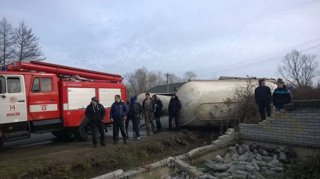 На Прикарпатті перекинувся цементовоз, водій перебуває у тяжкому стані — фото 2