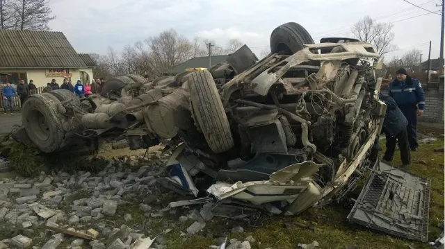 На Прикарпатті перекинувся цементовоз, водій перебуває у тяжкому стані — фото 3