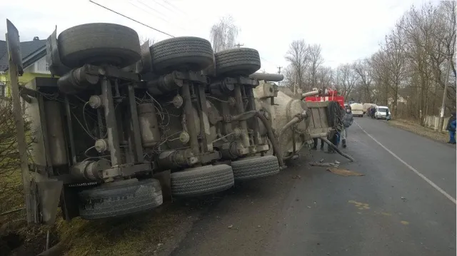 На Прикарпатті перекинувся цементовоз, водій перебуває у тяжкому стані — фото 5