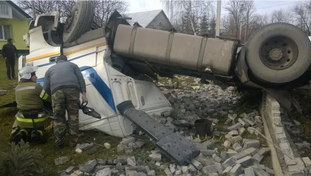 На Прикарпатті перекинувся цементовоз, водій перебуває у тяжкому стані — фото 6