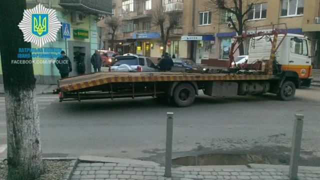 Патрульна поліція Івано-Франківська вже почала застосовувати евакуатори — фото 1