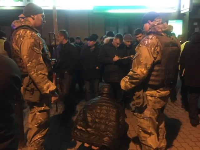 У середмісті Івано- Франківська поліцейські затримала двох підозрюваних у тяжкому злочині. Поліція розповіла про деталі затримання — фото 1