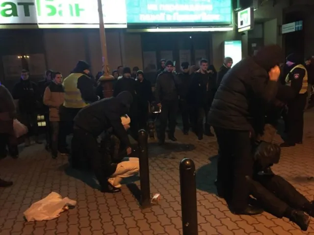 У середмісті Івано- Франківська поліцейські затримала двох підозрюваних у тяжкому злочині. Поліція розповіла про деталі затримання — фото 3
