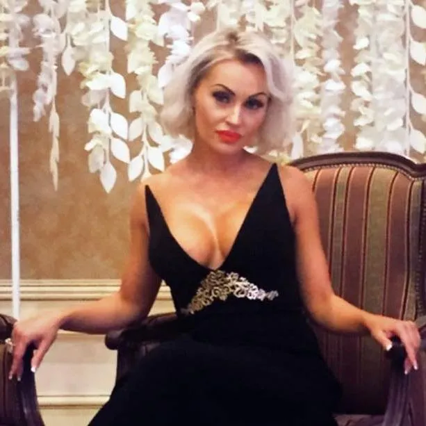 У Франківську неадекватна дружина забудовника обматюкала копів та погрожувала їм звільненням. Пізніше вона заявила, що їй байдуже на думку людей, чиє життя скудне та убоге — фото 1