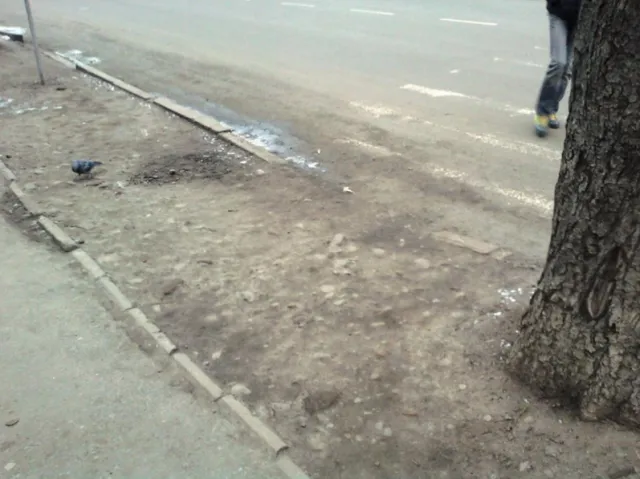 Містяни скаржаться на стерту "зебру" на Північному бульварі, мовляв така ситуація наражає на небезпеку пішоходів — фото 2