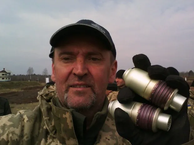 В зоні АТО загинув 45-річний прикарпатець Руслан Черналевський. Мешканці Долини на колінах зустрічали тіло загиблого Героя — фото 1