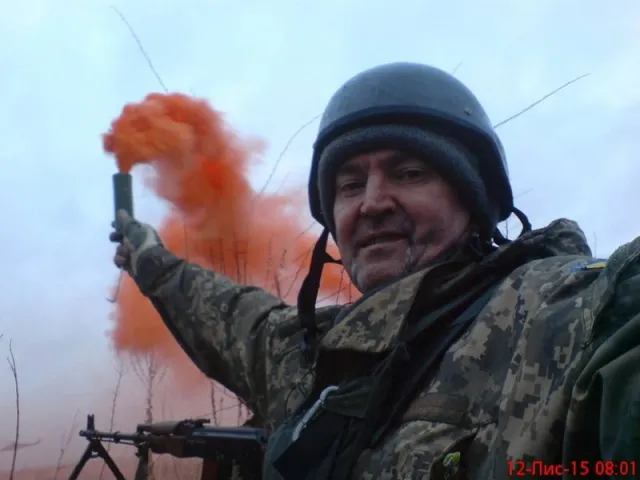 В зоні АТО загинув 45-річний прикарпатець Руслан Черналевський. Мешканці Долини на колінах зустрічали тіло загиблого Героя — фото 4