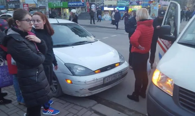 В Івано-Франківську водію під час руху автомобіля раптово стало зле — фото 1